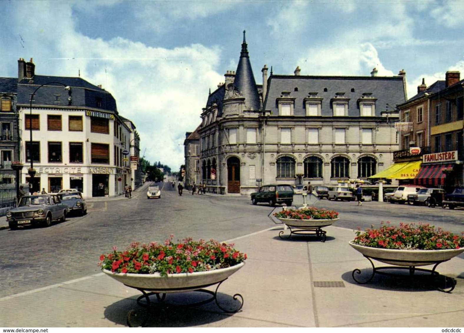 CPSM Grand Format MONTARGIS (Loiret) La Place Mirabeau Magasin Familistère Voitures 2CV DS Et Autres  Colorisée  RV - Montargis