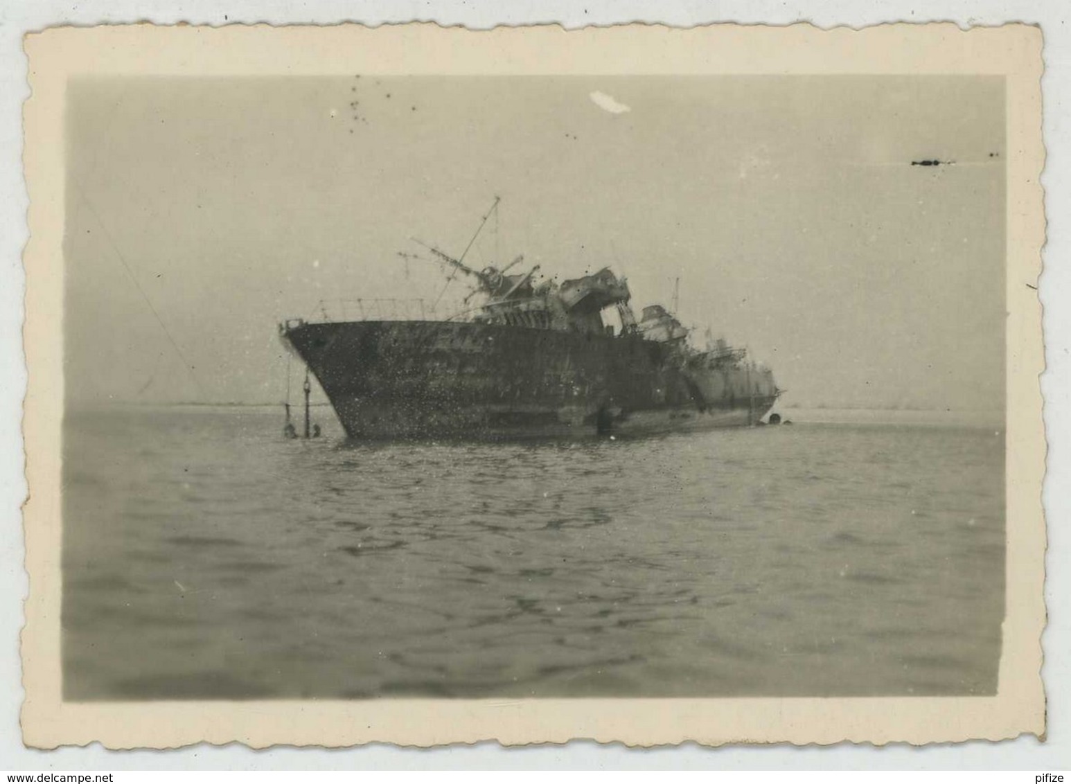 (Bateaux) Guerre De 1939-45 . 7 Photos Du Contre-torpilleur L'"Audacieux" Coulé Par Les Anglais Et échoué à Dakar . 1940 - Bateaux