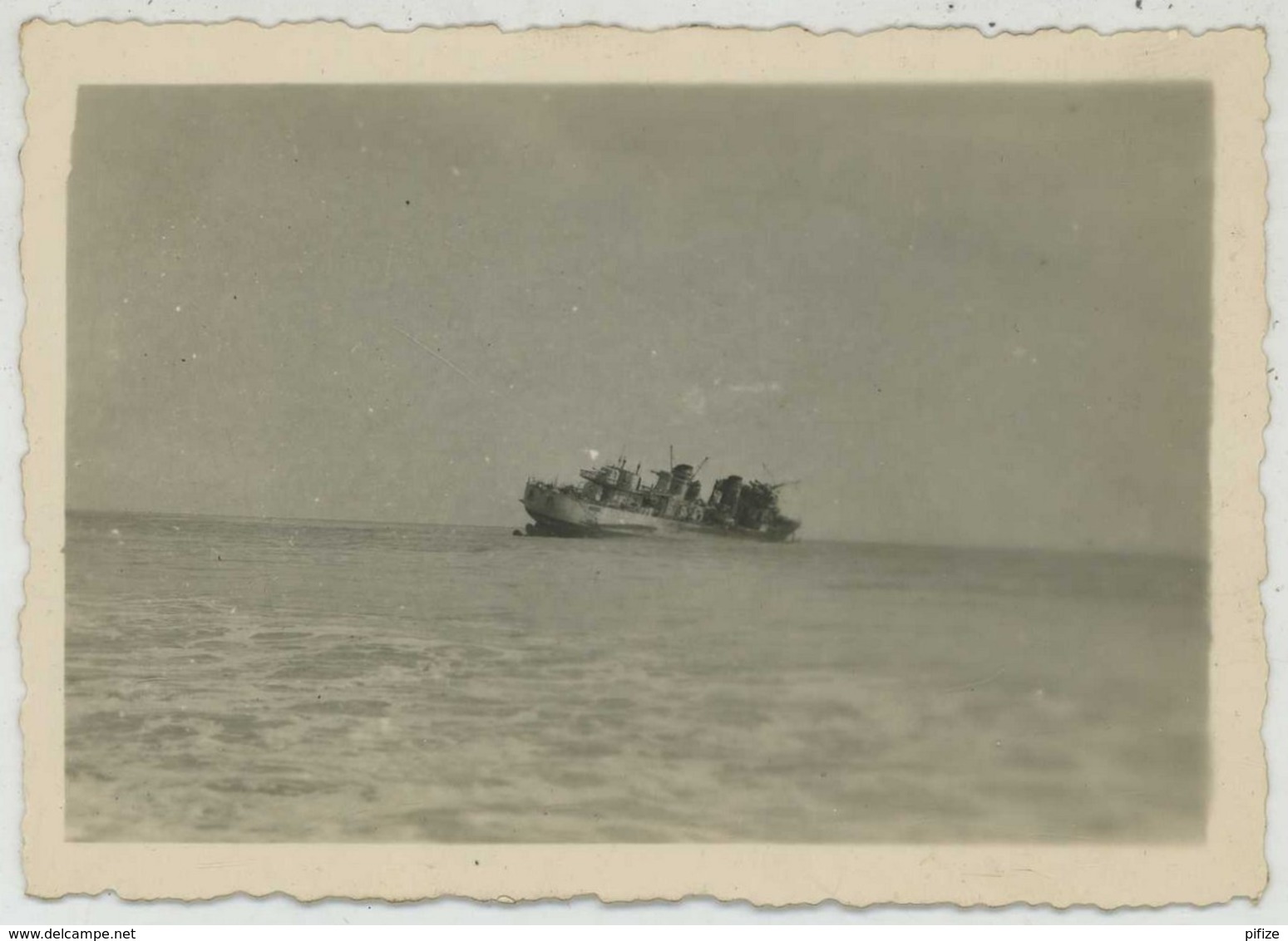 (Bateaux) Guerre de 1939-45 . 7 photos du contre-torpilleur l'"Audacieux" coulé par les Anglais et échoué à Dakar . 1940