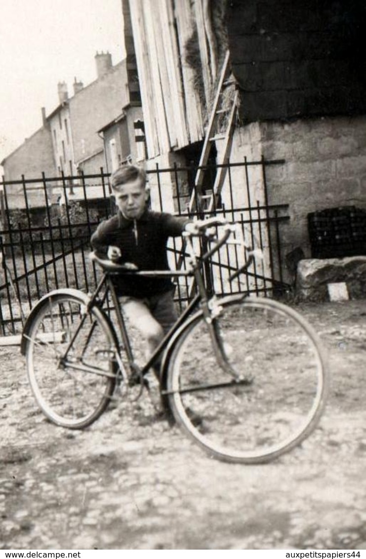 Photo Originale Vélo, Bicyclette, Biclou, Petite Reine, Cycle, Bécane & Gamin Au Vélo Bien Trop Grand 1960's - Cyclisme