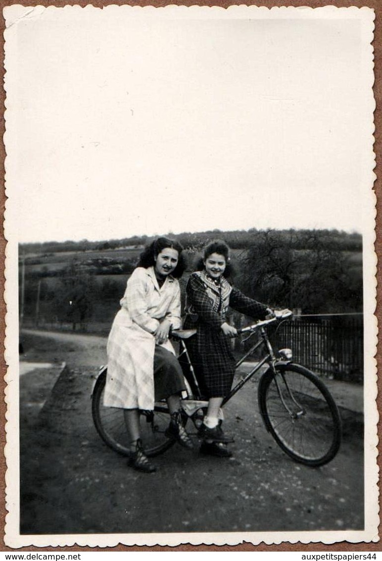 Photo Originale Vélo, Bicyclette, Biclou, Petite Reine, Cycle, Bécane & 2 Pin-Up à Vélo Vers 1940 - Pin-up