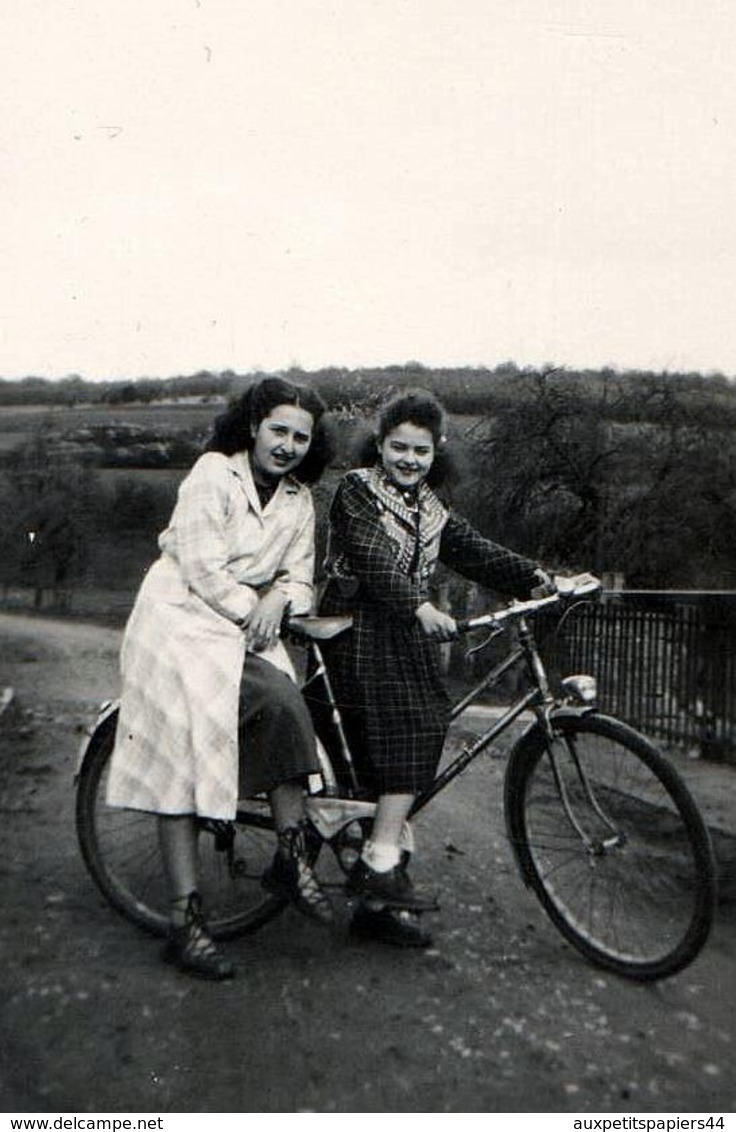 Photo Originale Vélo, Bicyclette, Biclou, Petite Reine, Cycle, Bécane & 2 Pin-Up à Vélo Vers 1940 - Pin-up