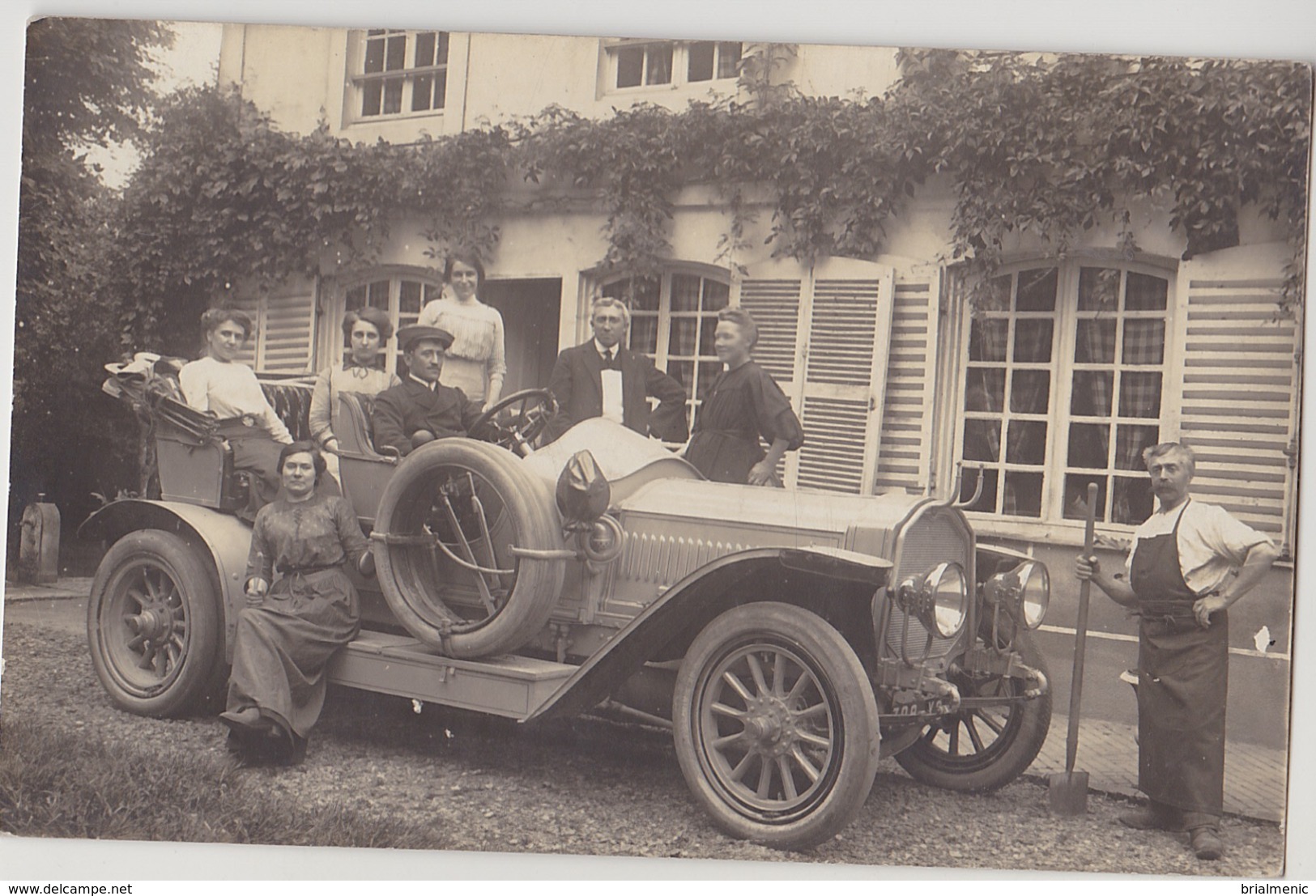 Carte Photo D'une Famille Avec Son Automobile - Voitures De Tourisme