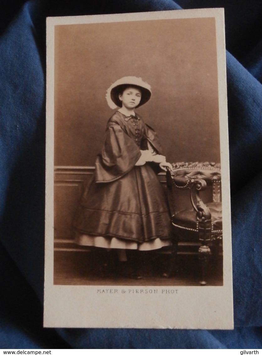 Photo CDV  Mayer & Pierson à Paris  Fillette Très élégante  Grand Chapeau (Marie Daudin) Sec. Empire  CA 1860-65 - L466 - Oud (voor 1900)