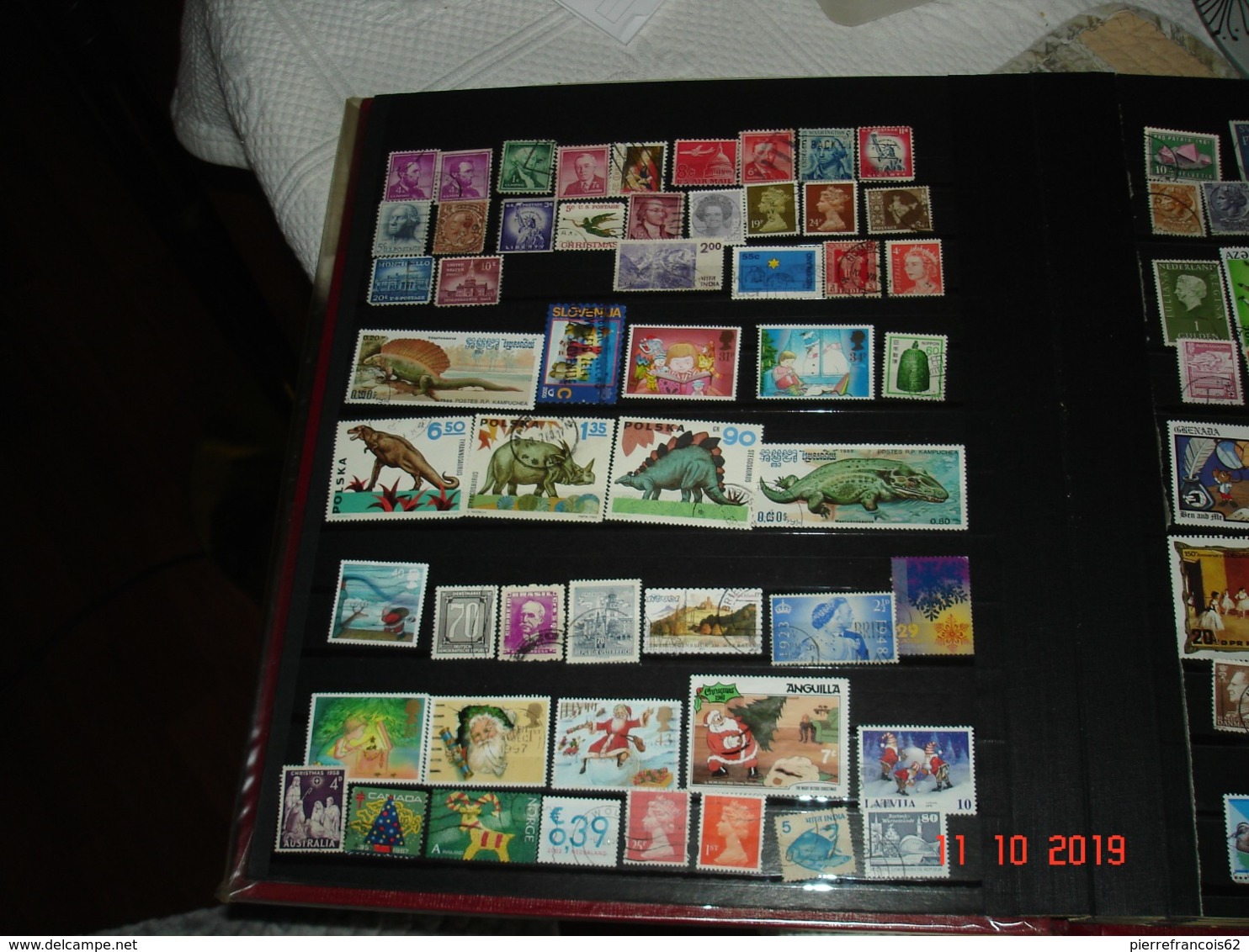 ALBUM CONTENANT TIMBRES OBLITERES TOUS PAYS DU MONDE