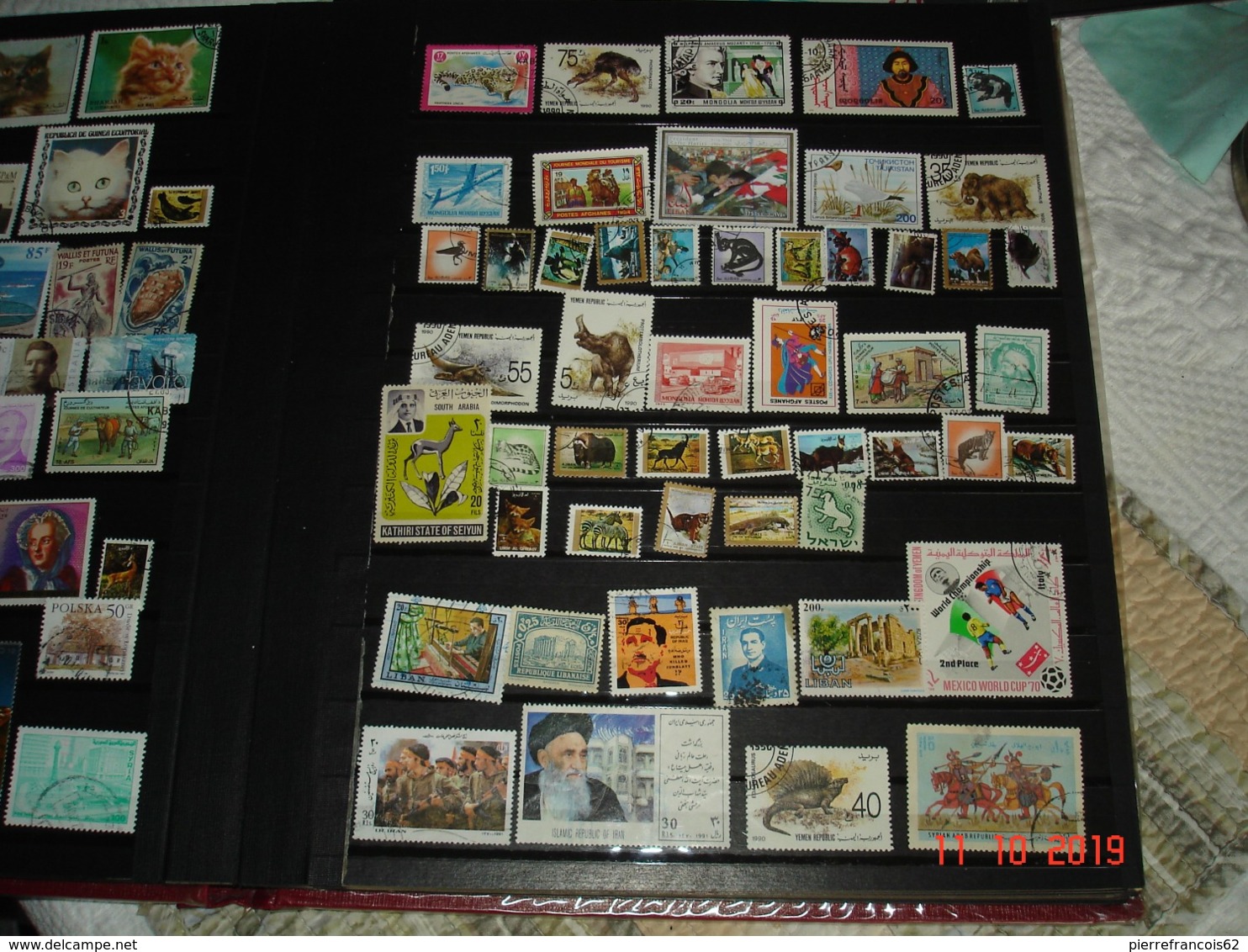 ALBUM CONTENANT TIMBRES OBLITERES TOUS PAYS DU MONDE