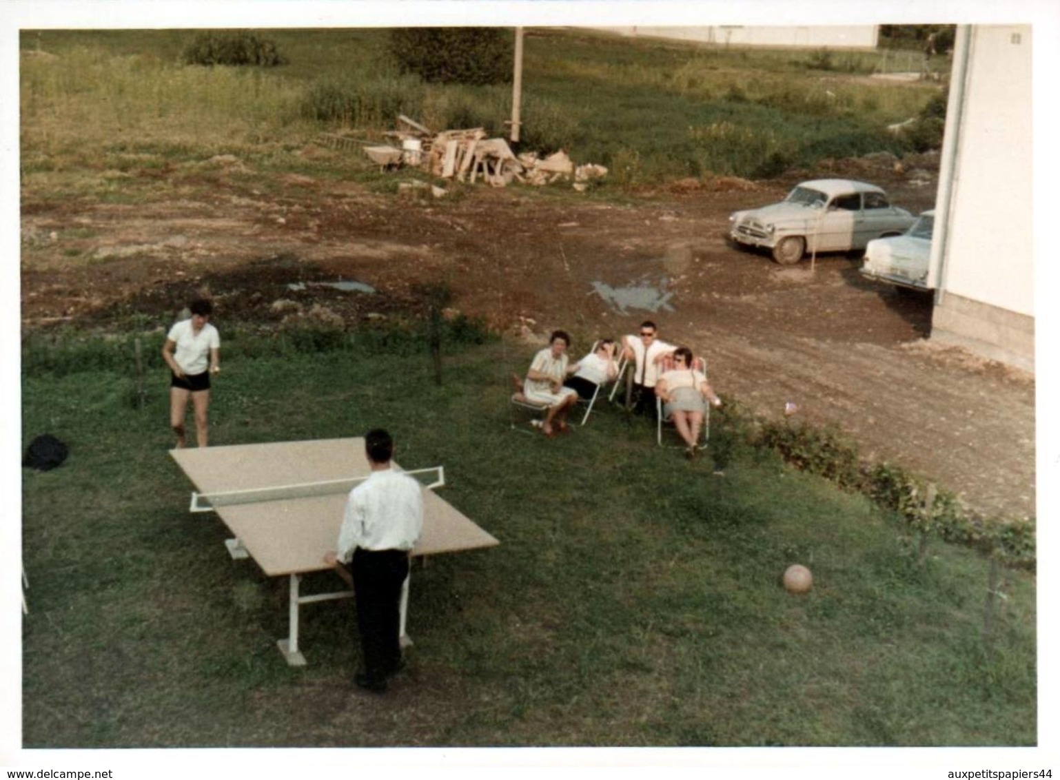 Photo Couleur Originale Partie De Tennis De Table Au Jardin En Vue Plongée Vers 1960/70 - Ping Pong - Sports