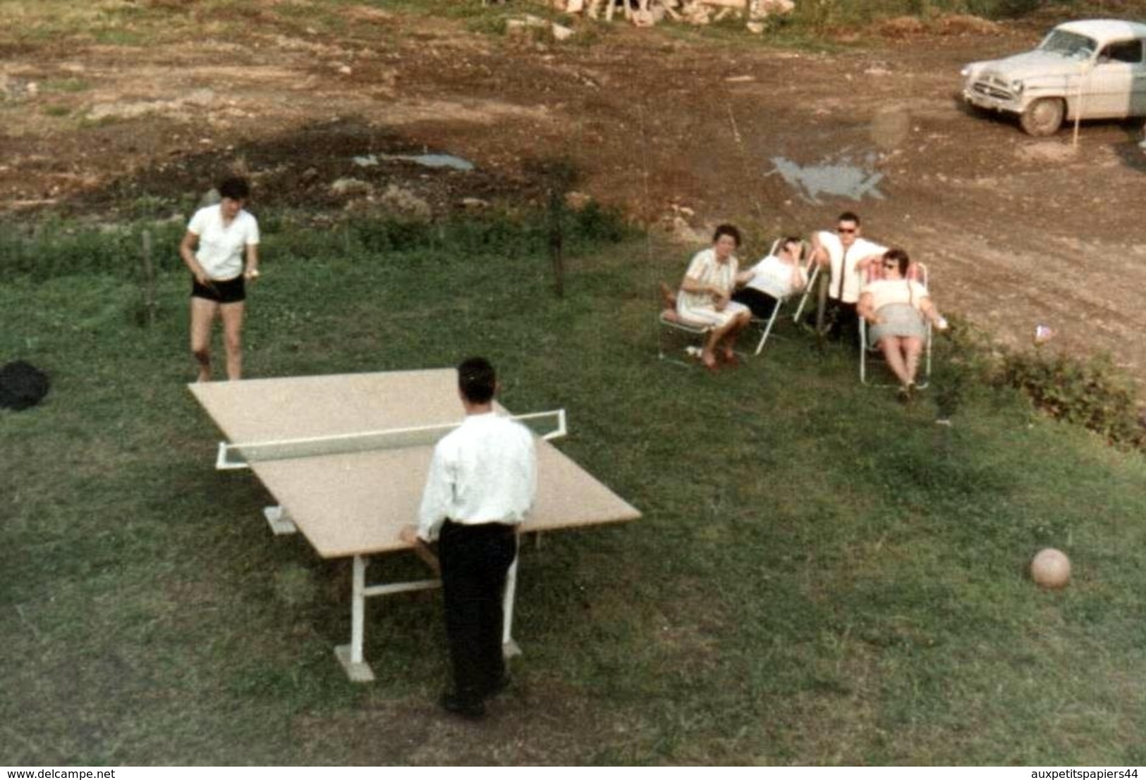 Photo Couleur Originale Partie De Tennis De Table Au Jardin En Vue Plongée Vers 1960/70 - Ping Pong - Sports