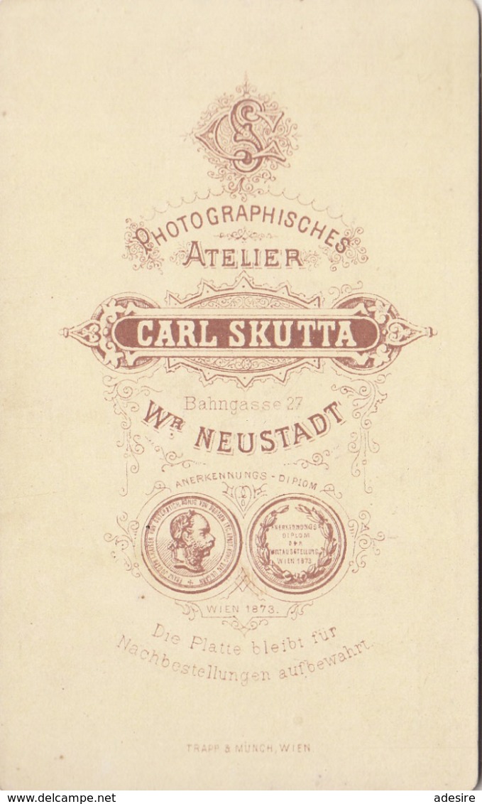 JUNGER MANN, Foto Auf Karton Um 1900, Atelier Carl Skutta In Wr.Neustadt, Fotoformat Ca. 10,5 X 6,5 Cm, Etwas Fleckig - Anonyme Personen