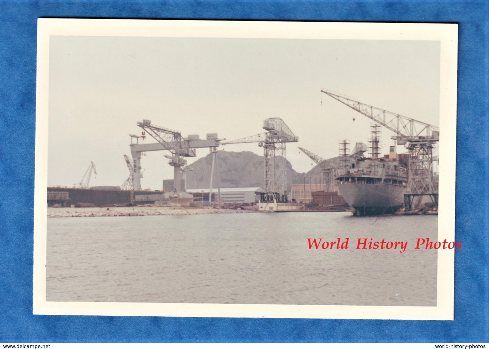 Photo Ancienne Snapshot - Port De LA CIOTAT - Vers 1970 - Chantier Naval - Bateau Grue Paquebot - Bateaux