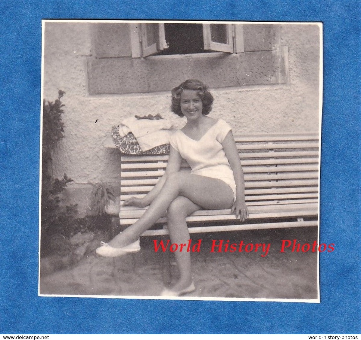 Photo Ancienne Snapshot - Beau Portrait D'une Femme Sur Un Banc - Pose Sexy Fille Mode Robe - Pin-up