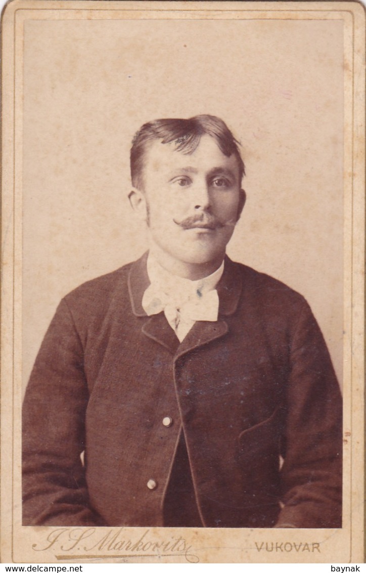 VU5  --  CROATIA  --  VUKOVAR  - CABINET  PHOTO,  CDV  --  GENTLEMAN  - 10,5 Cm  X  7 Cm  - PHOTO:  MARKOVITSCH - Alte (vor 1900)