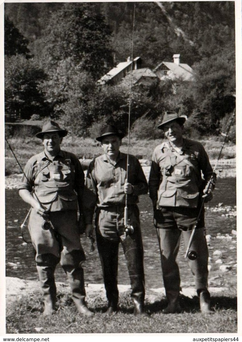 Photo Originale Sport & Loisirs - La Pêche En Rivière Et Ses 3 Pêcheurs Avec Leurs Lancers De Pêche Avec Moulinets 1960' - Sports