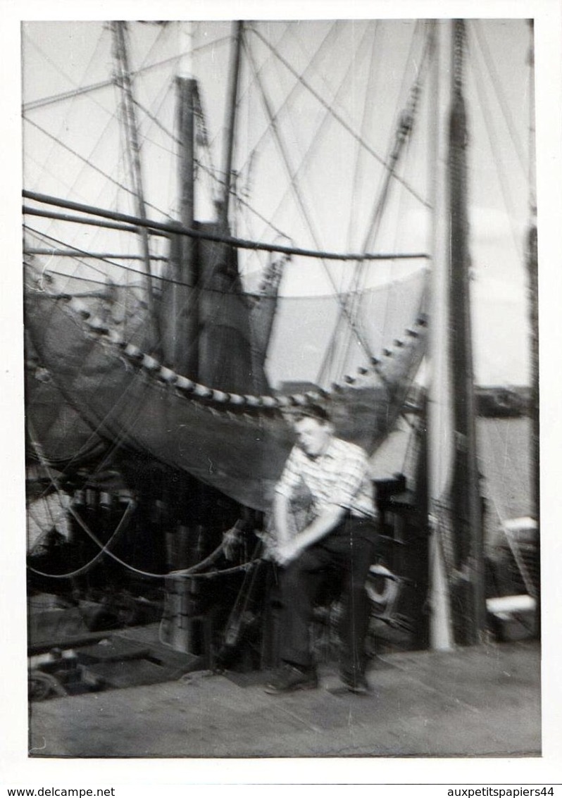 Photo Originale Pour Joli Flou Au Pied D'un Bateau De Pêche Et Filets à Quai Vers 1950/60 - Bateaux