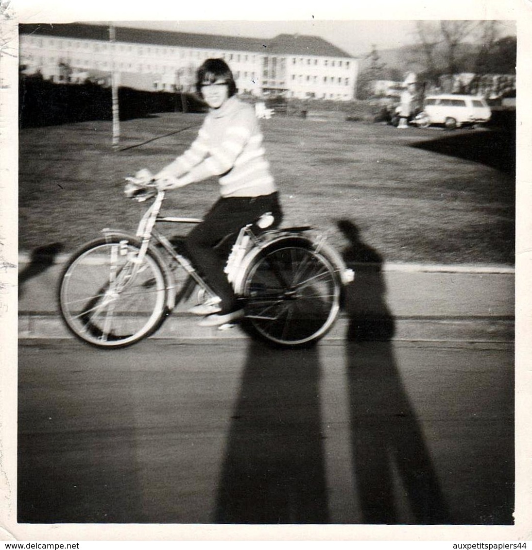 Amusante Photo Originale De Monika Kralemann Sur Son Vélo à Toute Vitesse Et Ombre Géante Du Photographe 1970's - Cyclisme