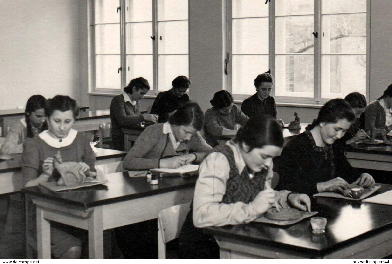 Carte Photo Originale Scolaire Cours De Poterie, Modelage De La Terre En Salle De Classe En 1939 - Noms & Prénoms Au Dos - Personnes Identifiées