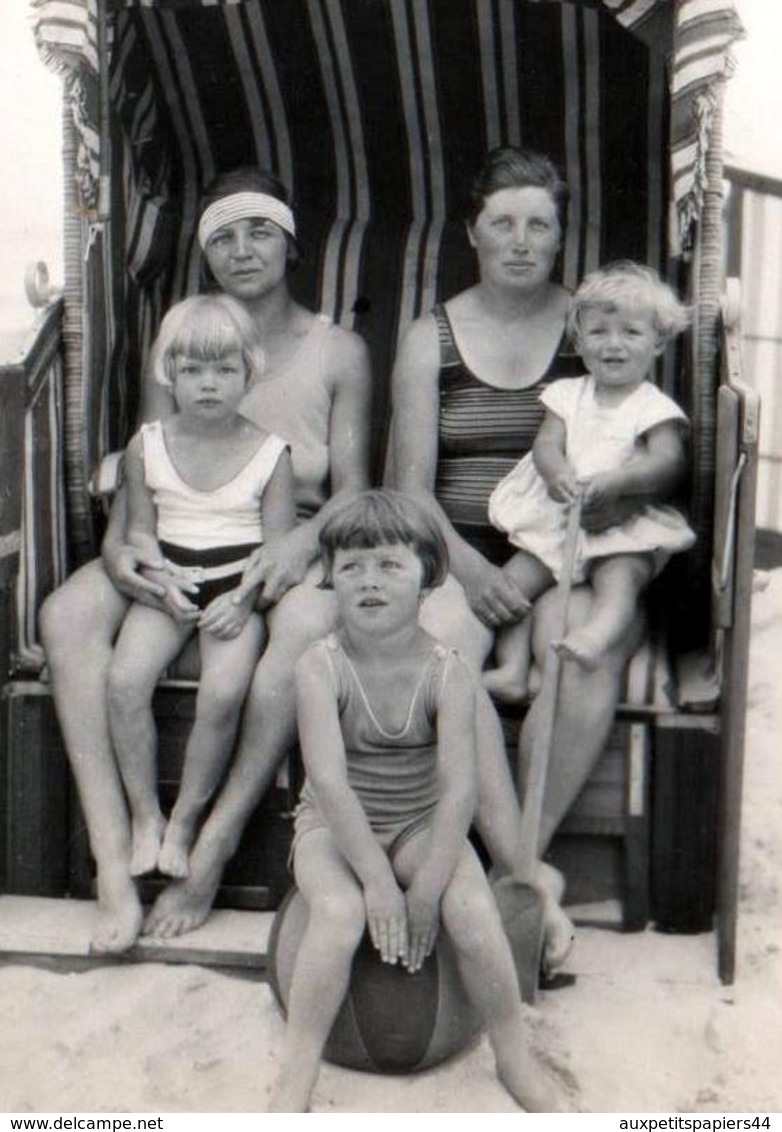 Photo Originale Plage & Maillots De Bains Pour Mères Et Enfants En Cabine De Plage Vers 1930/40 - Pin-up