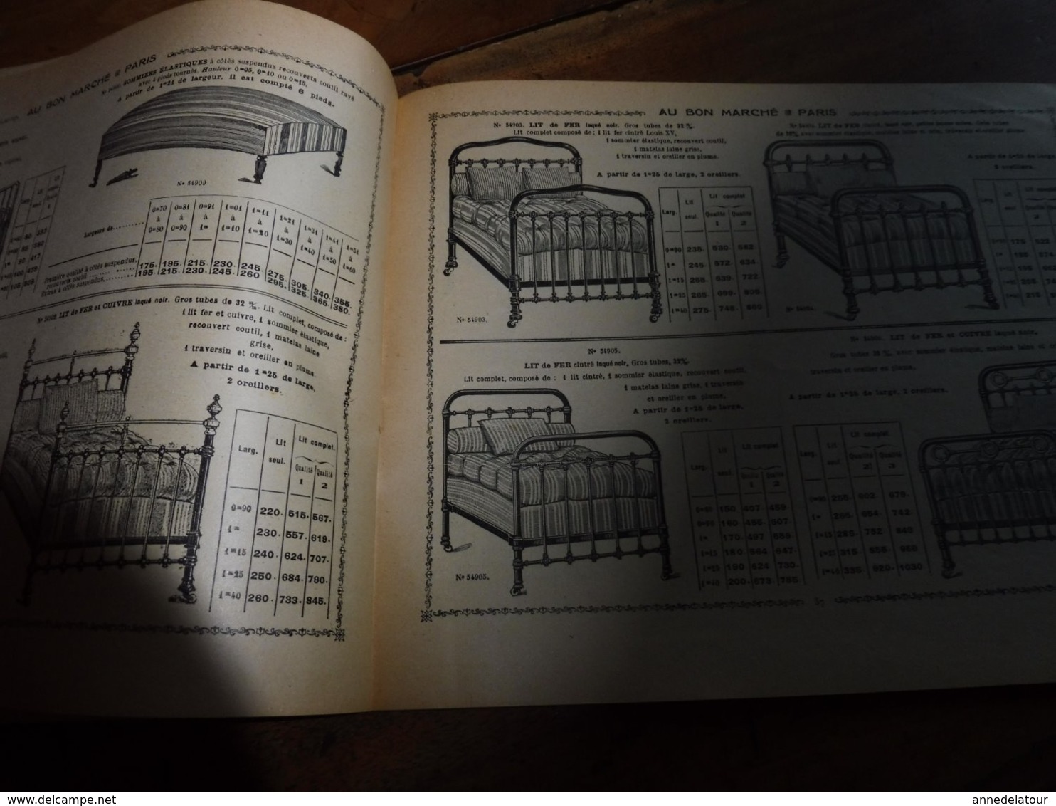 1920 AU BON MARCHÉ ----> Ameublement-Tapis-Literie-Couvertures-Rideaux-Blanc (dessin de couverture signé Henry André)