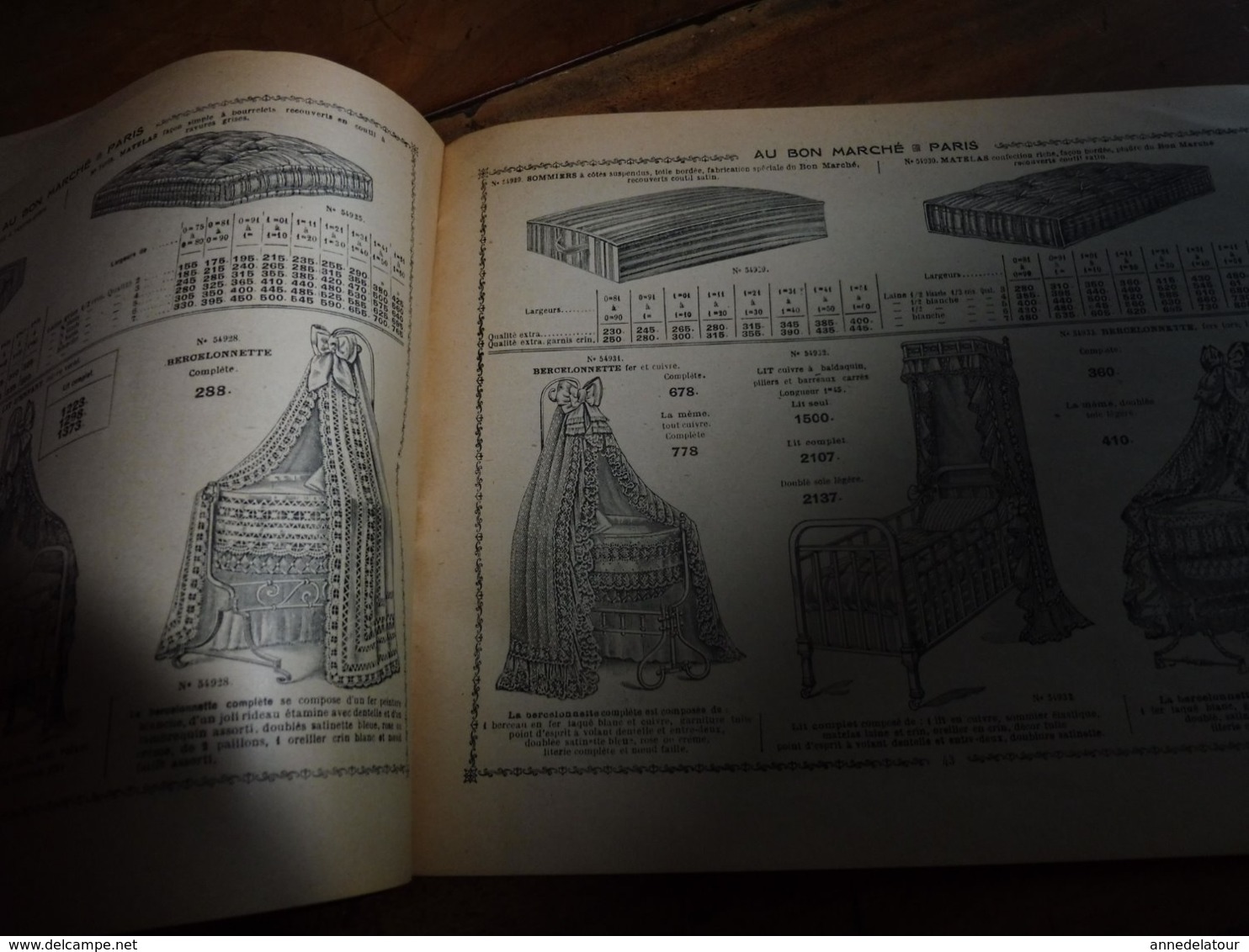 1920 AU BON MARCHÉ ----> Ameublement-Tapis-Literie-Couvertures-Rideaux-Blanc (dessin de couverture signé Henry André)