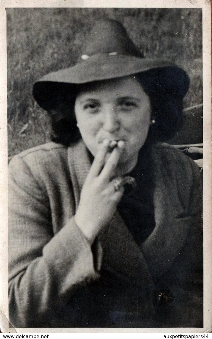 Carte Photo Originale Portrait De Jeune Femme Au Chapeau Effrontée Tirant Sur Sa Cigarette Vers 1940 - Pin-up