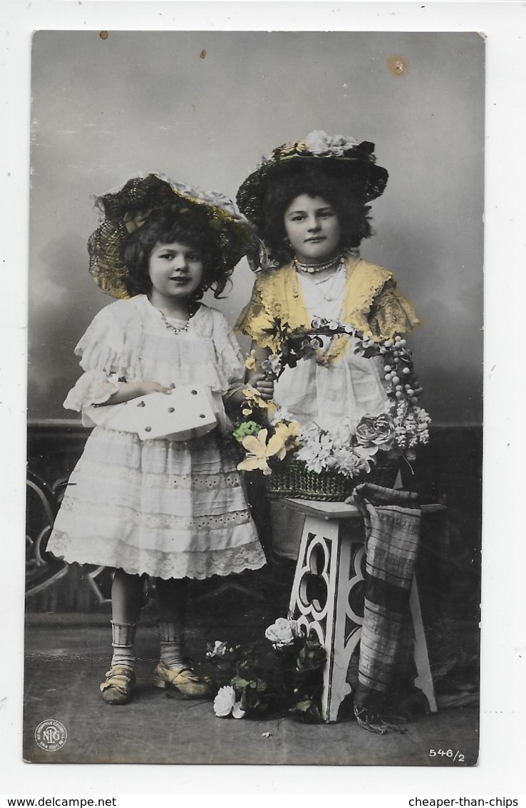 Two Girls Iwith Hats, Flowers And Playing Card - Autres & Non Classés