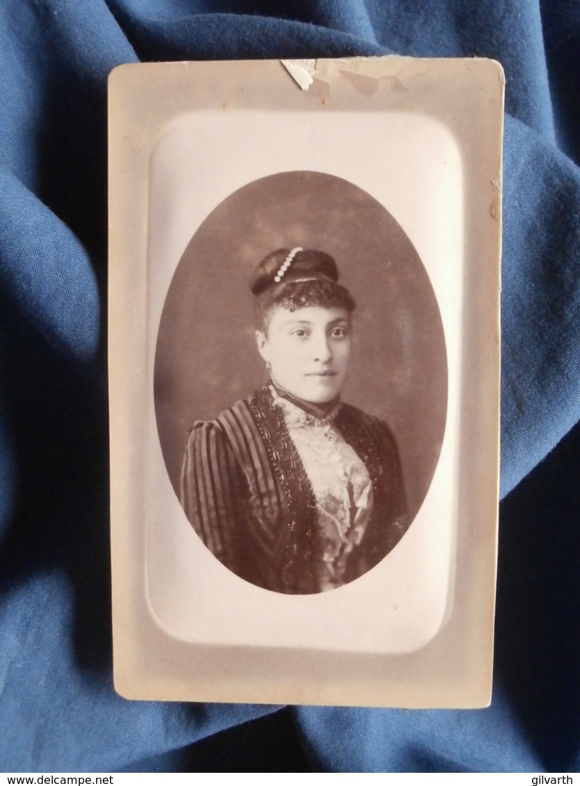 Photo CDV  Leroux Vichy, Cannes, Toulon  Portrait Jeune Femme  Perles Dans Les Cheveux  CA 1880 - L467 - Anciennes (Av. 1900)