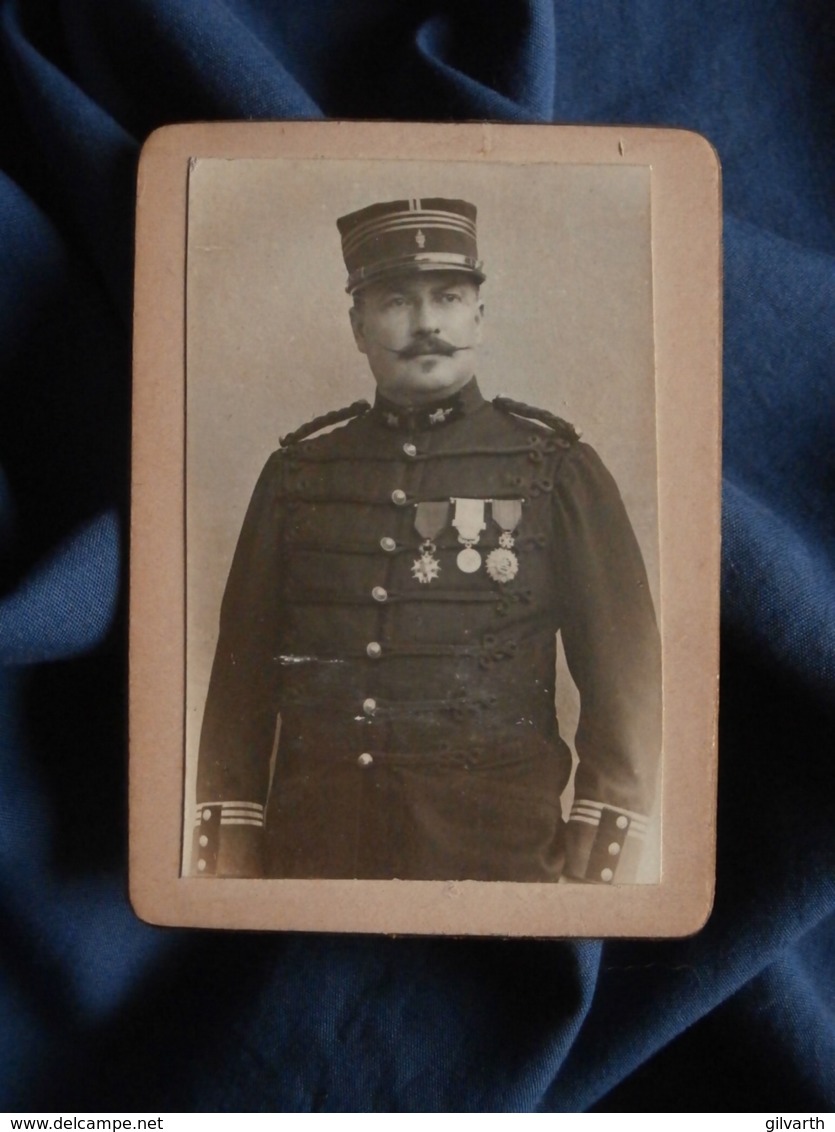 Photo CDV Anonyme - Militaire, Officier, Capitaine D'état Major Du Génie, Médaillés  Circa 1890 L469 - Anciennes (Av. 1900)