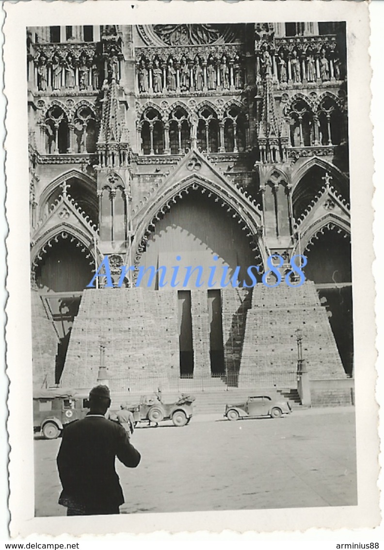 Campagne De France 1940 - Amiens - Parvis De La Cathédrale Notre-Dame D'Amiens - Wehrmacht Im Vormarsch - Westfeldzug - Guerre, Militaire