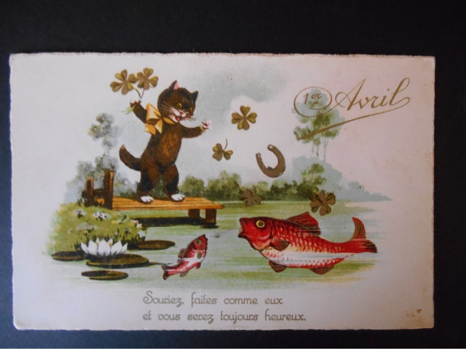 Chat Noir Avec Trèfle Regardant Poissons Dans Un Lac - 1er Avril - Dorure - Série 21 - Chats