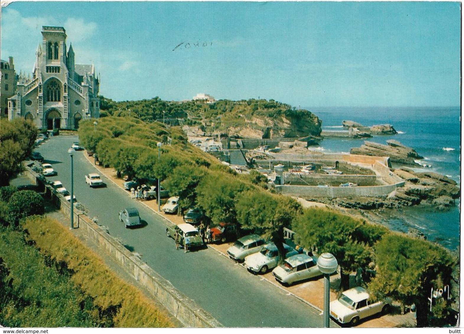 BIARRITZ - L'église Ste Eugénie - Voiture : Citroen DS - 2CV - Renault Dauphine - - Biarritz