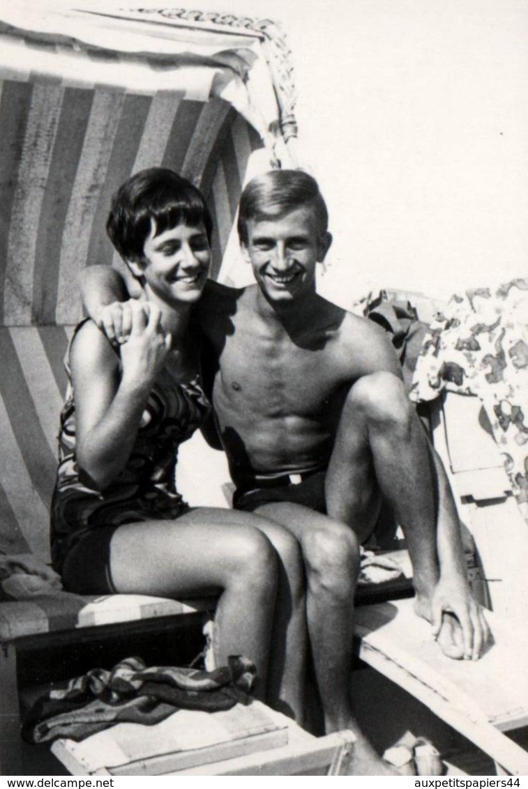 Photo Originale Plage & Maillots De Bains Pour Couple Jeune Et Sexy En Cabine De Plage Vers 1960/70 - Pin-Ups