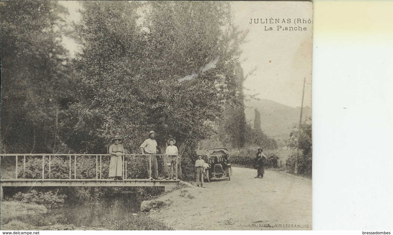 Juliénas (69) - CPA - La Planche - Vieille Voiture Et Des Personnes Sur Le Pont Et La Route (carte Coupée à Droite?!) - Julienas