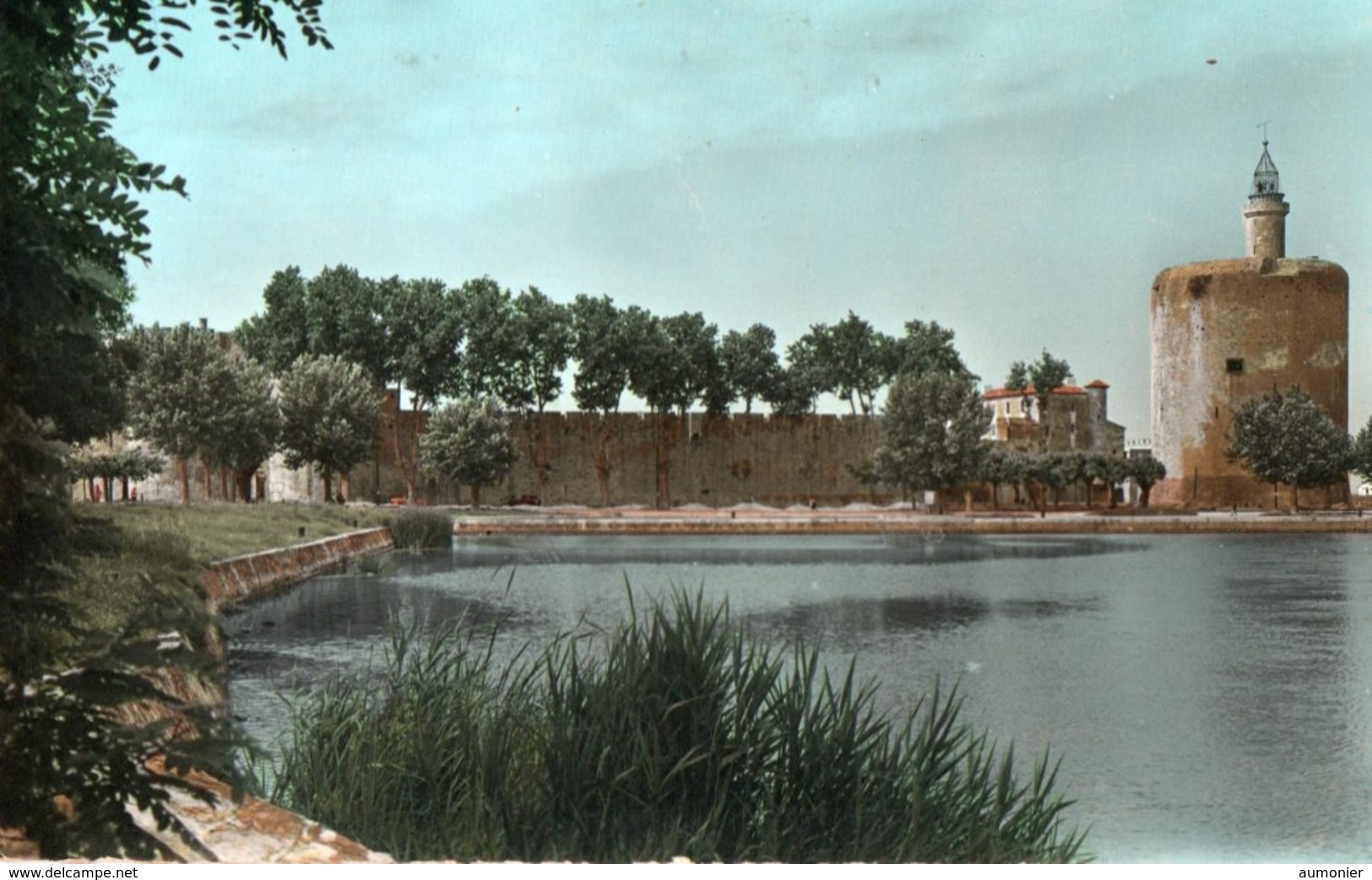 AIGUES MORTES ( 30 ) - La Tour Constance Et Le Canal . - Aigues-Mortes