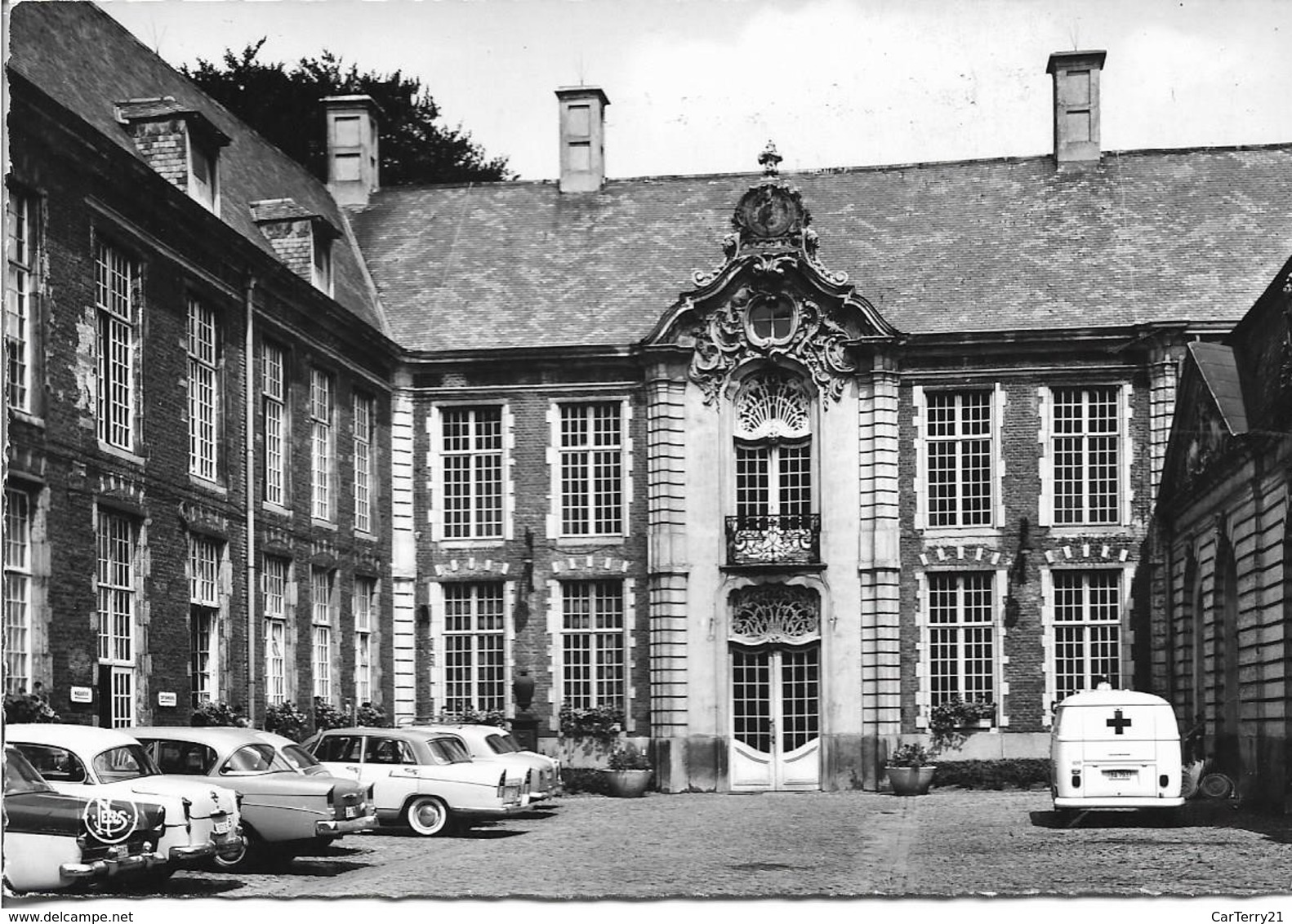 CPSM. ALOST. HÔTEL DE VILLE. COUR INTERIEURE. VOITURES ANCIENNES. - Aalst