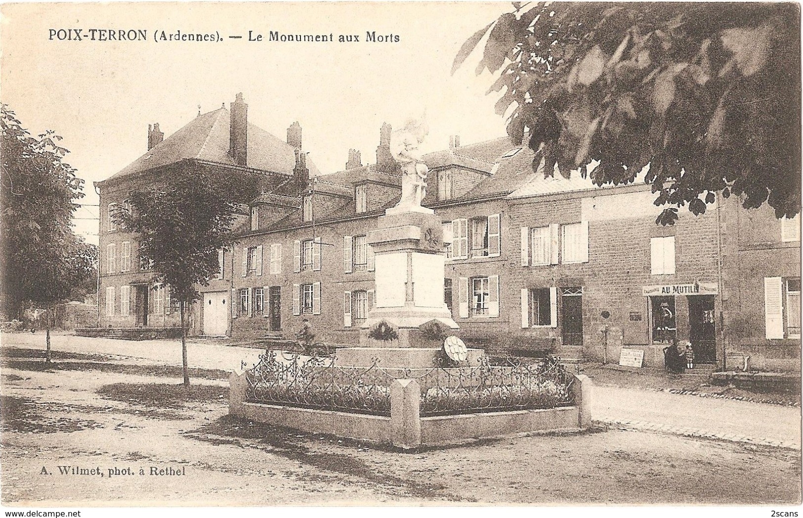 Dépt 08 - POIX-TERRON - Le Monument Aux Morts - (à Droite : Magasin De Chaussures "AU MUTILÉ") - Éditeur A. Wilmet Phot. - Autres & Non Classés