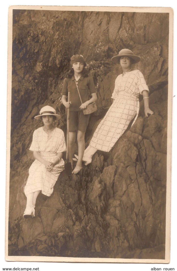 CPP 196 - CARTE PHOTO - Trois Jeunes Femmes Sur Rochers Du Bord De Mer - Photo Remy à Granville - Granville