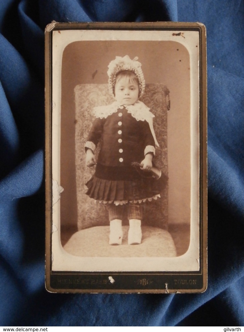 Photo CDV B. Barbot à Toulon - Jeune Enfant En Robe Avec Une Trompette Et Une Coiffe Circa 1885 L469 - Anciennes (Av. 1900)