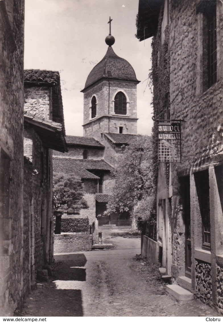 01 Pérouges, La Rue Du Prince Et L'Eglise - Pérouges