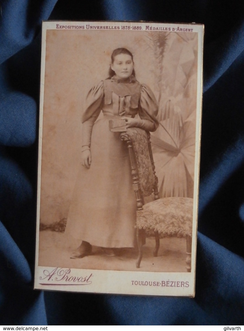 Photo CDV  Provost à Béziers  Jeune Fille Robe Avec Manches "gigot"  Livre à La Main  CA 1890 - L467 - Anciennes (Av. 1900)