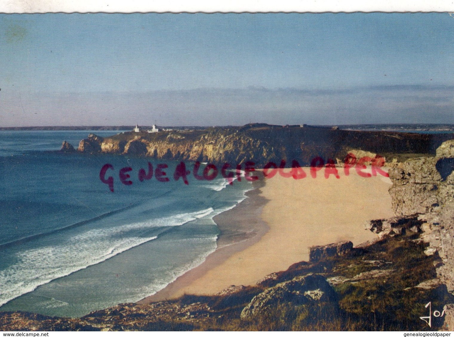 29 - CAMARET - LA PLAGE DE PEN HAT- PRESQU'ILE DE CROZON- AU LOIN LA POINTE DU TOULINQUET AVEC SON PHARE ET SEMAPHORE - Camaret-sur-Mer