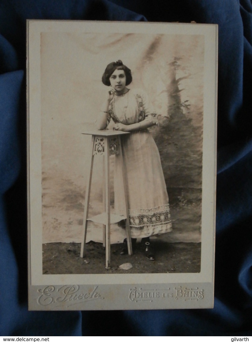 Photo Format Cabinet  Puech à Amélie Les Bains  Jeune Fille Accoudée Sur Une Gueridon  Belle Robe  CA 1900 - L467 - Anciennes (Av. 1900)