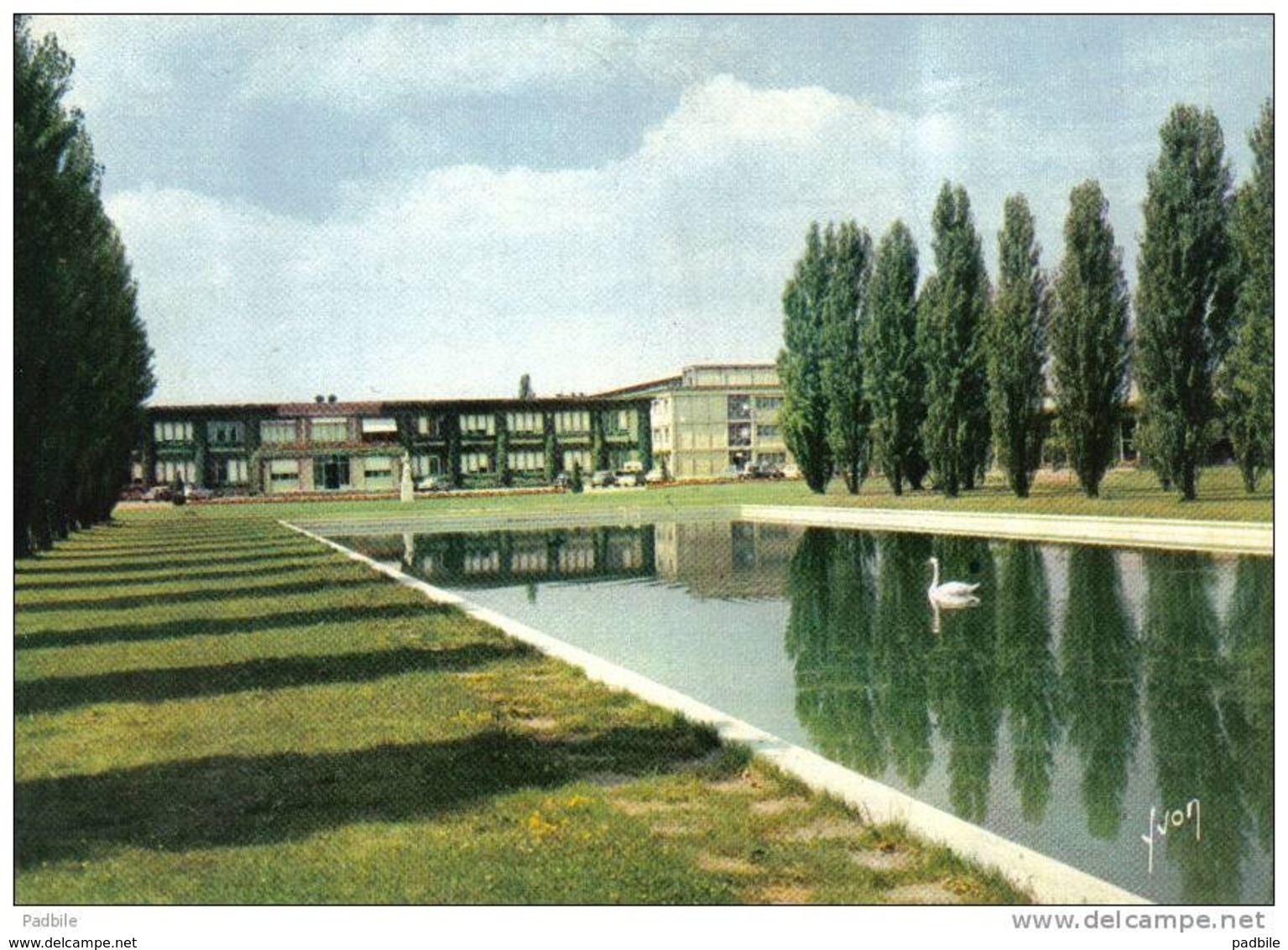 Carte Postale 91. Saclay  C.E.N.  Les Bureaux De Direction  L'accélérateur Atomique  Trés Beau Plan - Saclay