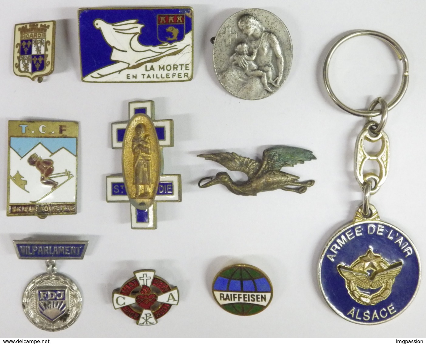 Lot Insignes Broches Porte Clé - A Identifier - Autres & Non Classés