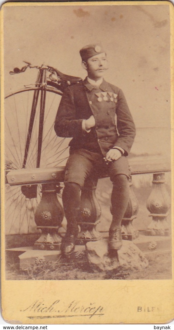 BOSNIA  --  BILEK ( BILECA )  --  CABINET PHOTO,  CDV  -  8 Cm X 4,5 Cm  --  BICYCLE, VELOCIPEDE --  MAN WITH 4 ORDEN - Alte (vor 1900)