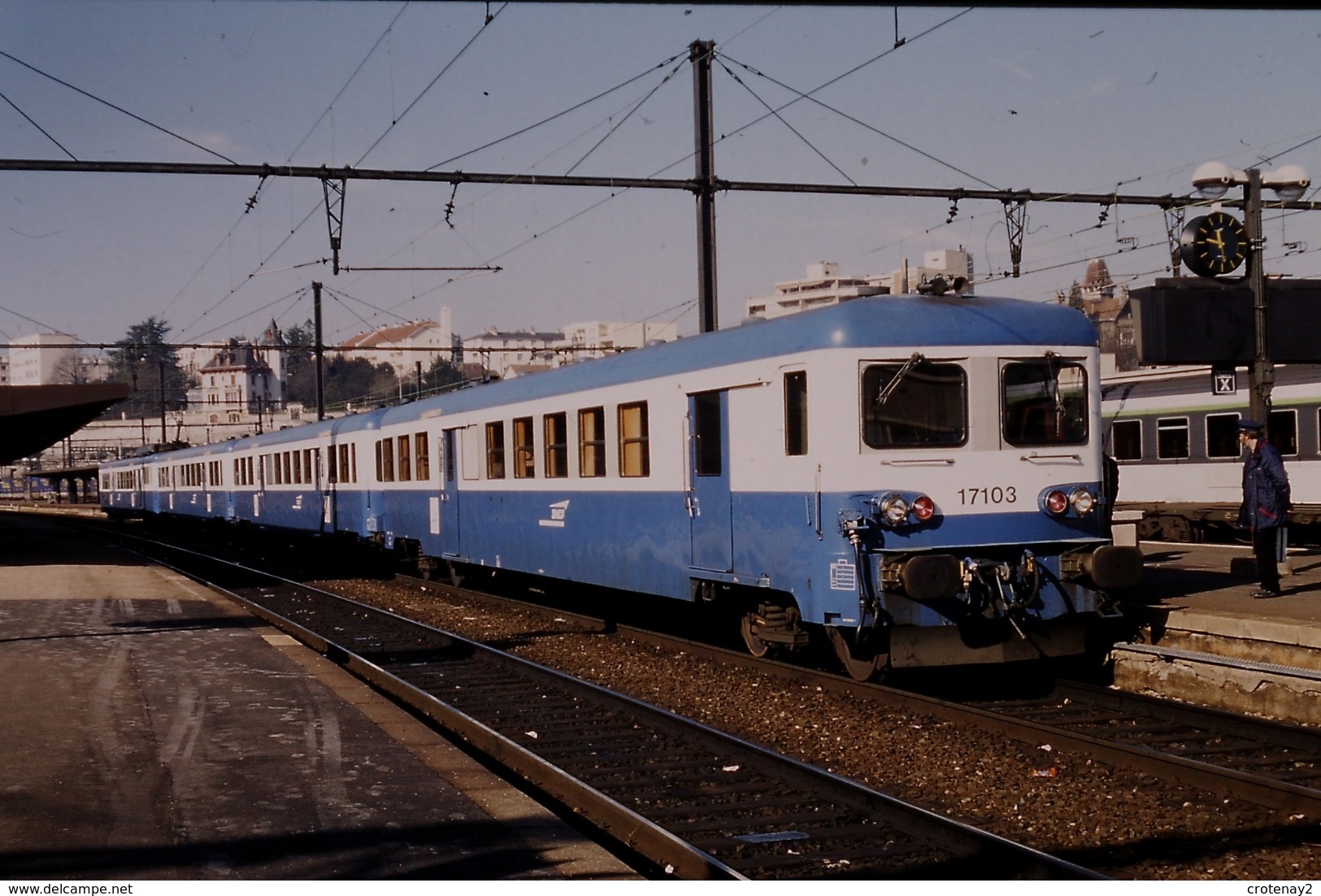 Photo Diapo Diapositive Slide Train Wagon Automotrice Electrique SNCF Z 17103 à Dijon Le 13/02/1998 VOIR ZOOM - Diapositivas