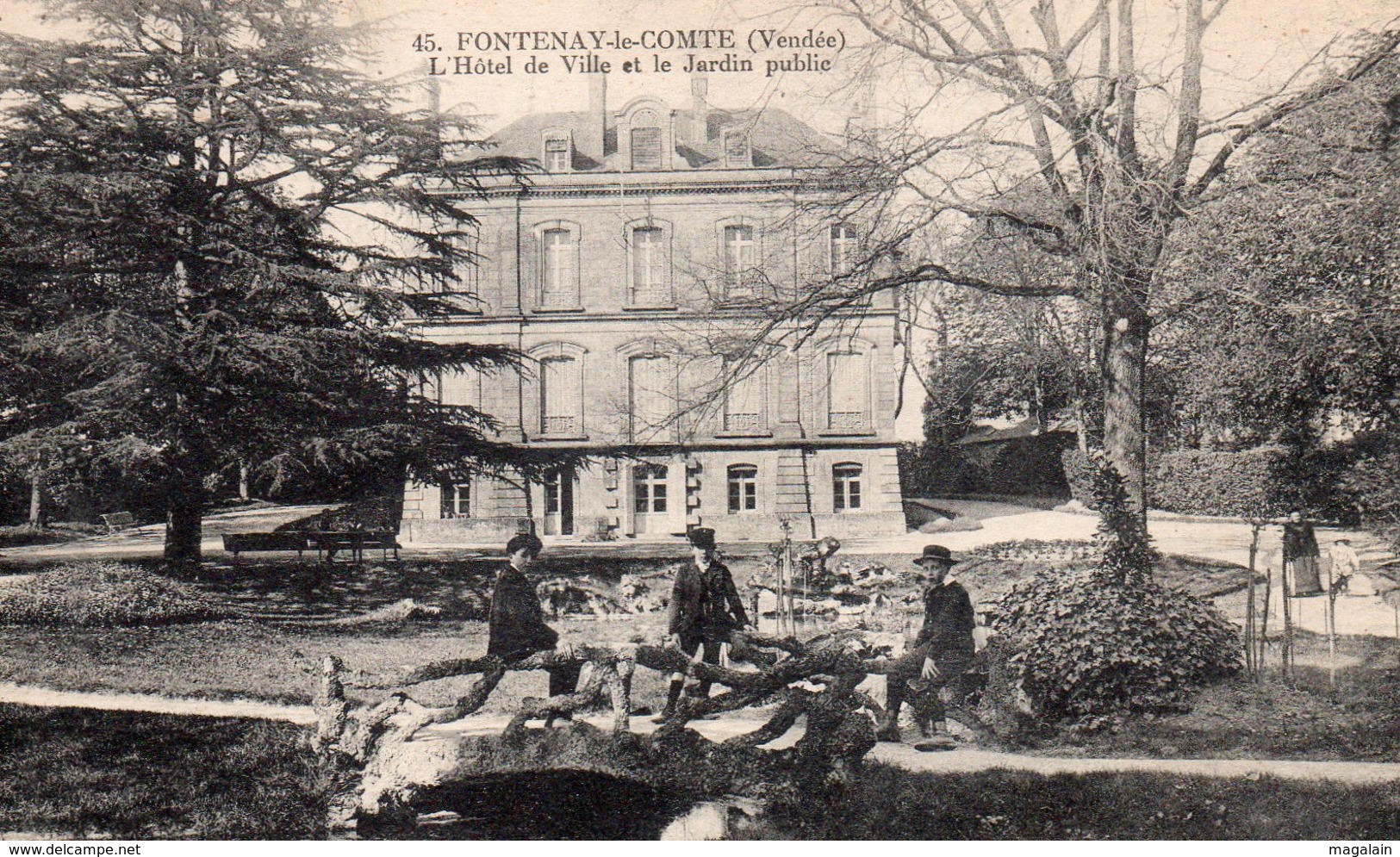 Fontenay Le Comte : Hôtel De Ville Et Jardin Pupblic - Fontenay Le Comte