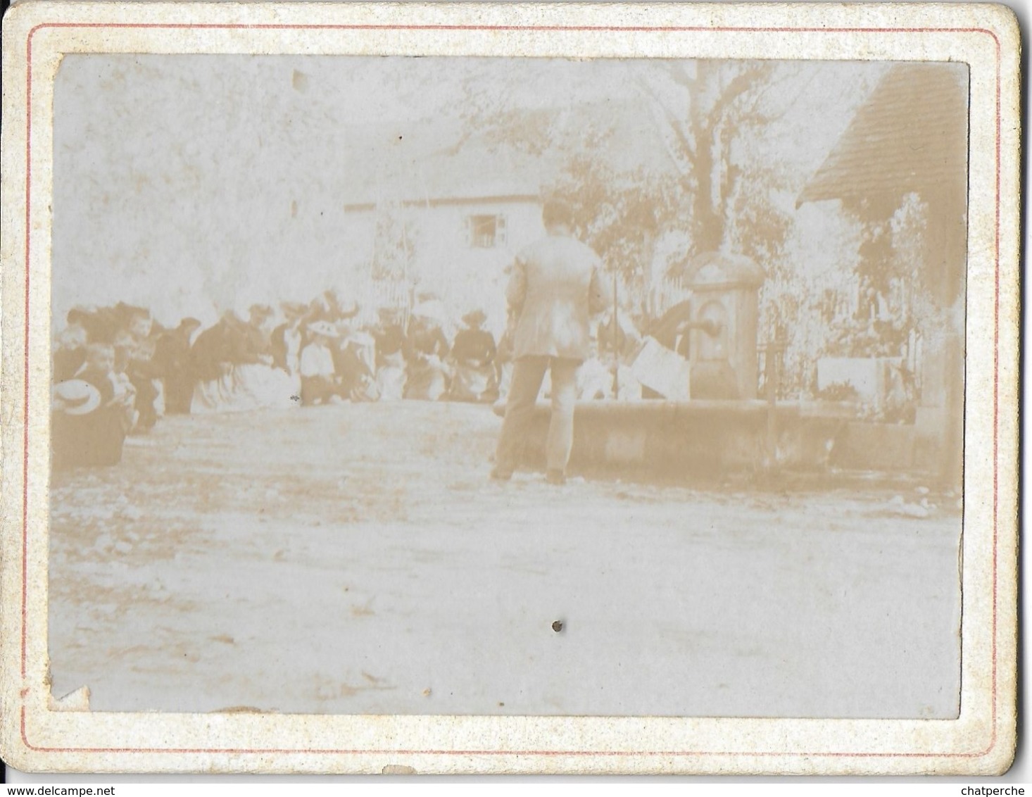 PHOTO PHOTOGRAPHIE FONTAINE SUR PLACE LIEU NON IDENTIFIE - Personnes Anonymes