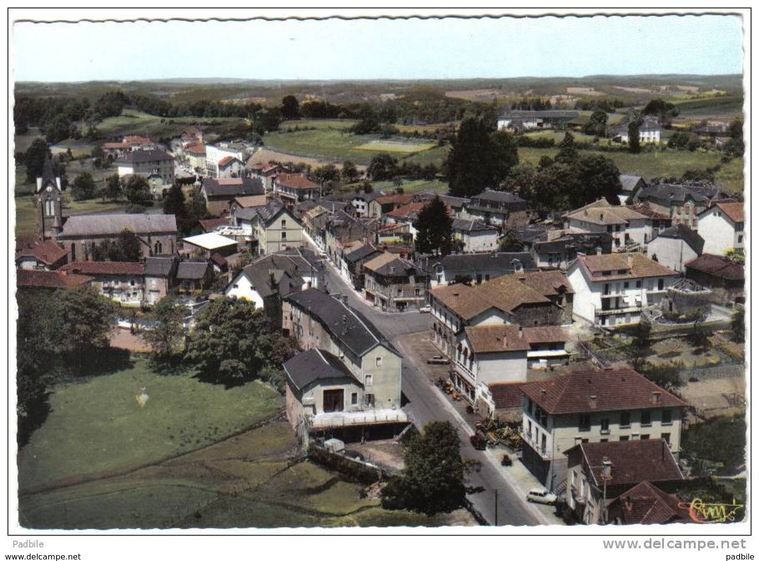 Carte Postale 46. Latronquière  Vue D'avion Trés Beau Plan - Latronquiere