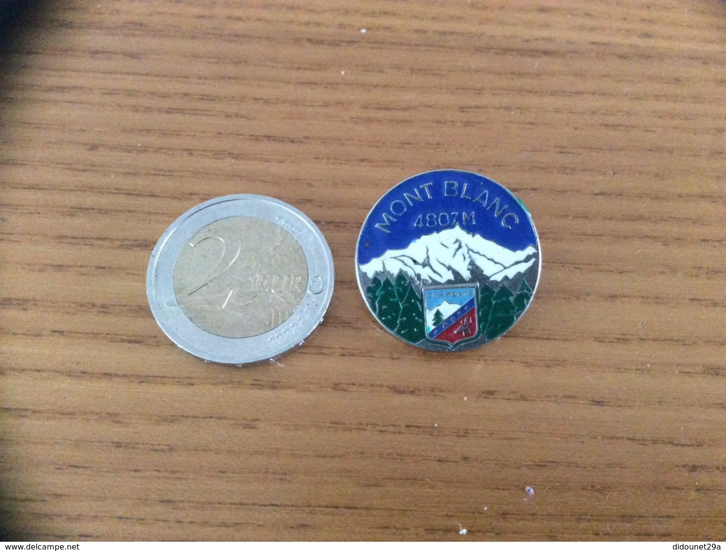 Pin's « MONT BLANC 4807M - CHAMONIX (74) » (Blason) - Cities