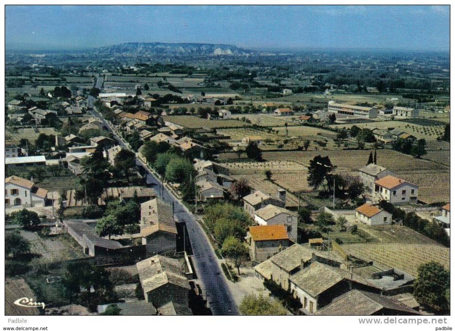 Carte Postale 84. Robion Vue D'avion Trés Beau Plan - Robion